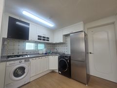 Clean Gaebong-dong unit with a small terrace 4th image