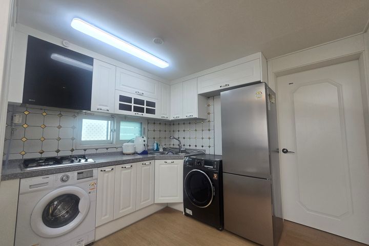 Clean Gaebong-dong unit with a small terrace 4th image