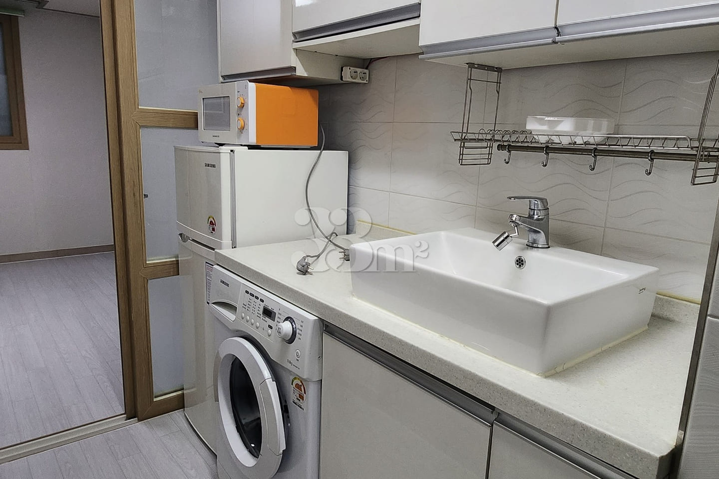 White-themed studio, 3 minutes from Mangpo St 6th image