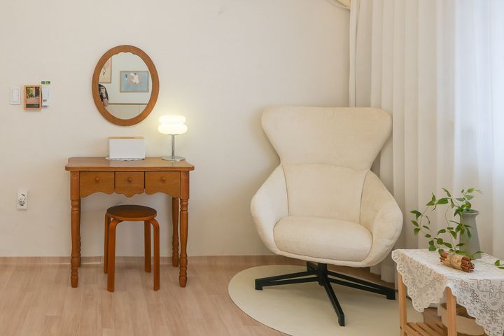 Cozy Dining Room / 10 Minutes from Sillim 4th image