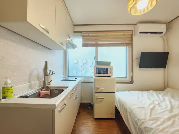1 minute from Sinchon Station, Ewha Womans Un 1th image