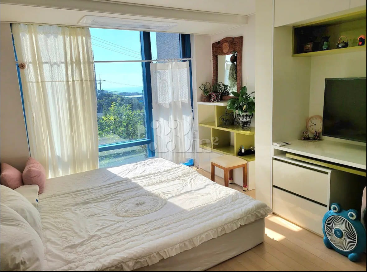Fully furnished studio apartment in Jungmun w 0th image