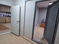 A quiet house with a spacious yard. 3th image