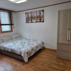 A quiet, comfortable, and spacious room Unit Image