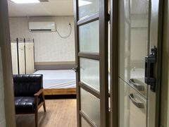 Large studio apartment near the subway statio 7th image