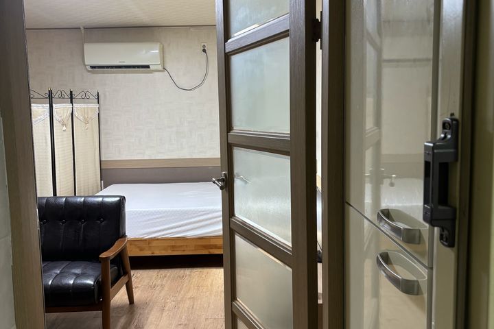 Large studio apartment near the subway statio 7th image