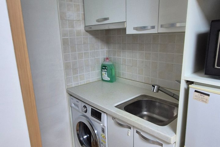 Fully furnished studio apartment, walking dis 3th image