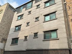 Pleasant, fully-furnished studio apartment ne 8th image