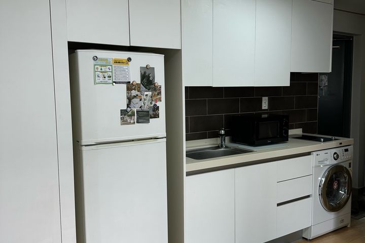 Pleasant, fully-furnished studio apartment ne 13th image
