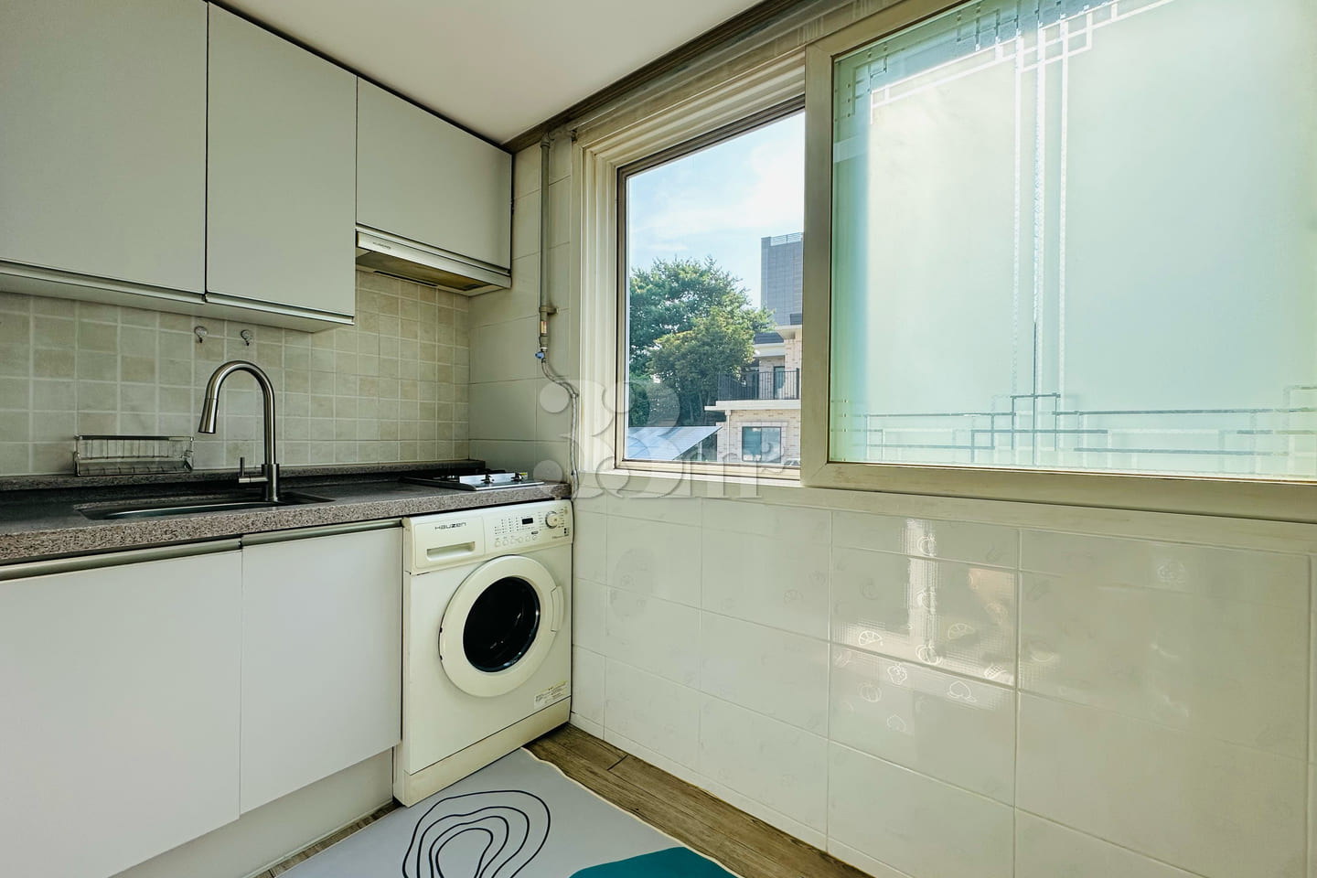 Women-only, fully furnished apartment near th 5th image