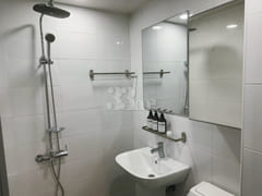 Quiet, newly built home within walking distan 7th image
