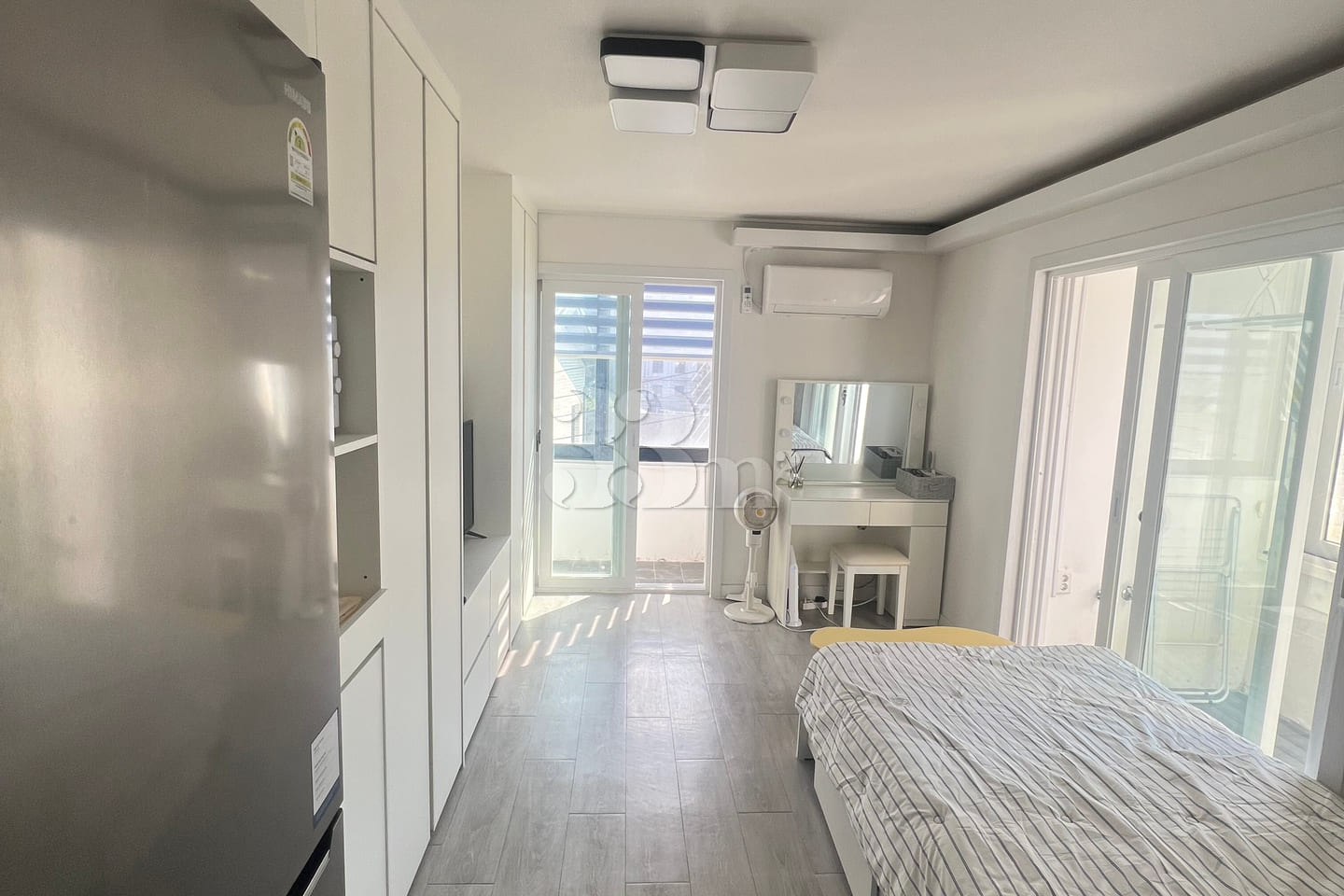Fully furnished white-themed room in Junghwas 0th image