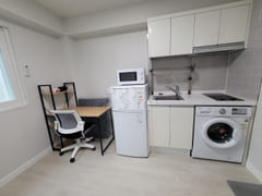 Studio apartment within walking distance of J 3th image