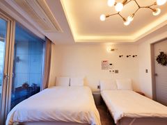 Spacious rooms and ocean views. 2th image