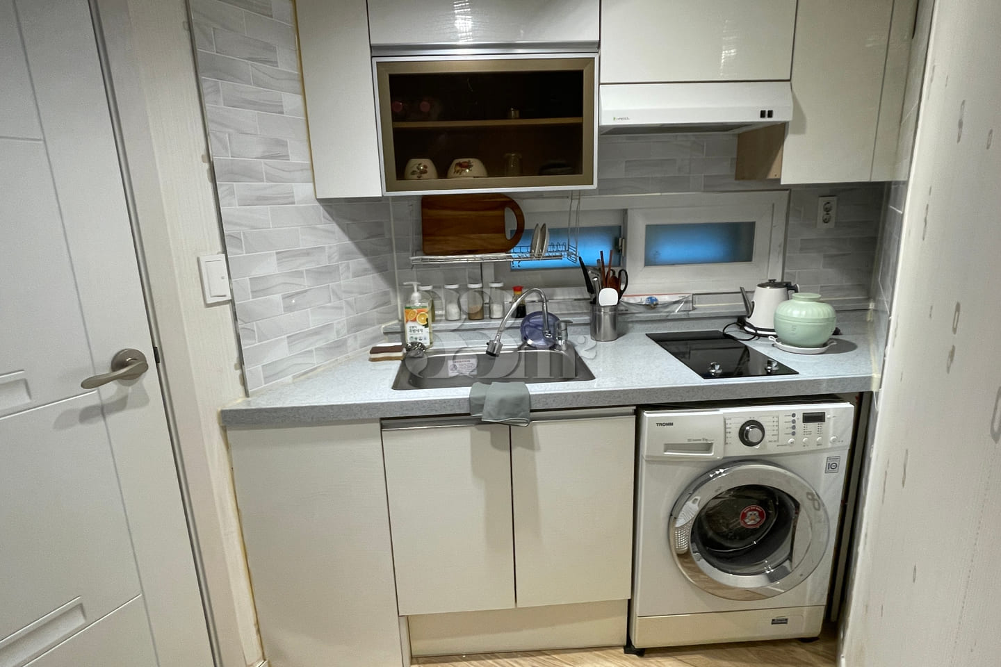 Cozy, fully furnished 'Two-Bay D' unit 4th image