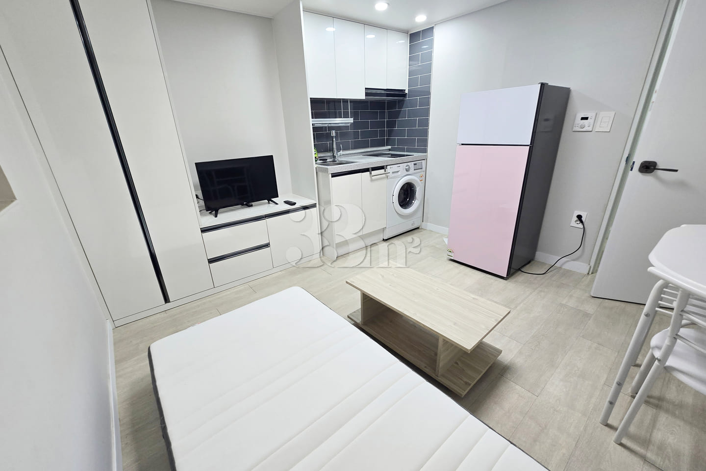Newly remodeled 2-room apartment 0th image