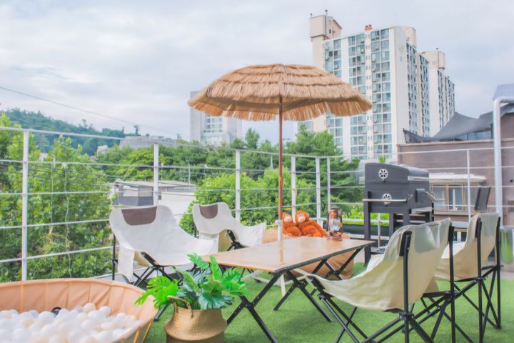 Studio apartment with a terrace 2th image
