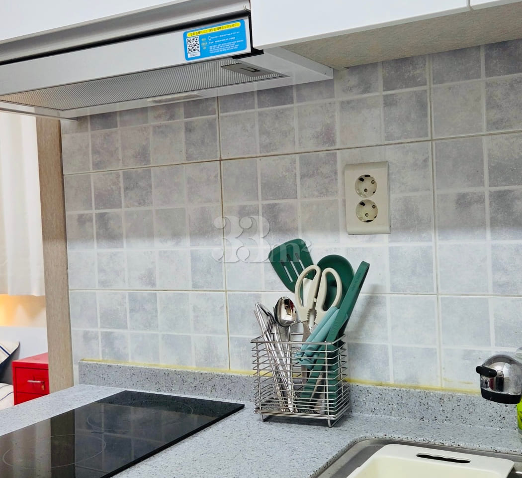 Fully Furnished Unit B (4-Minute Walk from Bo 19th image