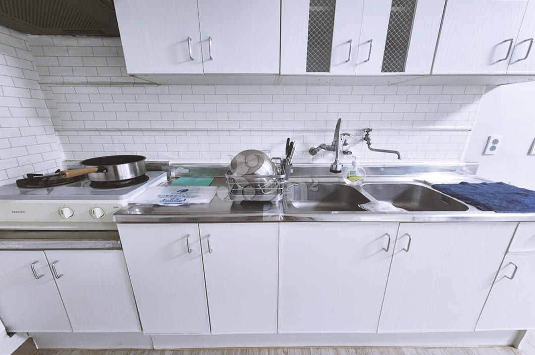 Fully furnished two-room unit, 5 minutes from 8th image