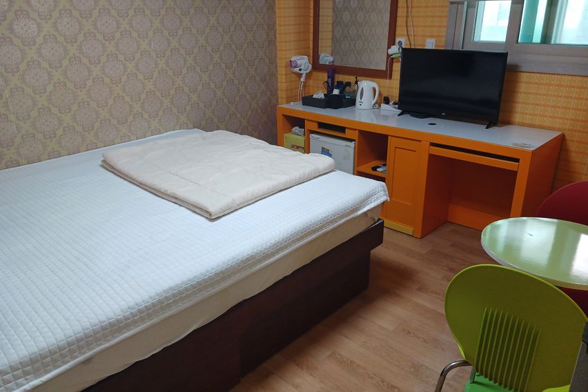 Motel bed room 1th image