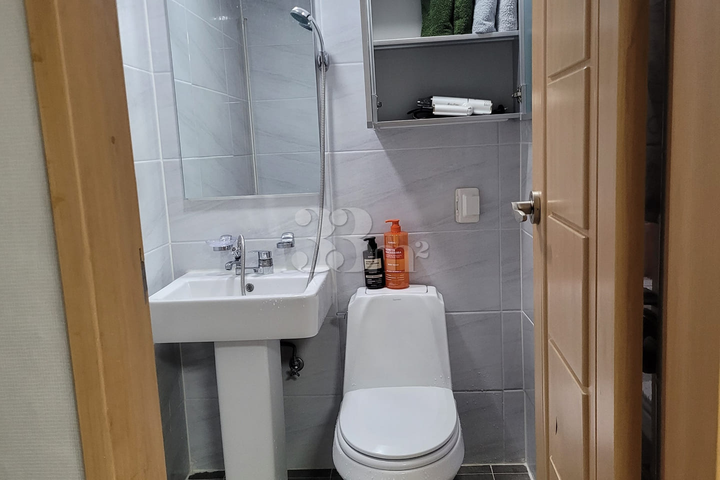 Fully furnished studio apartment on the 4th f 4th image