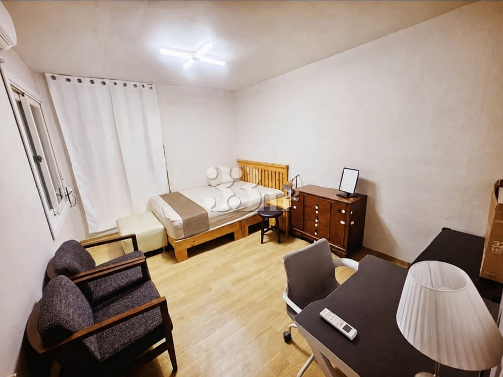 Large, detached 3-bedroom house in Bangbae, 1 8th image
