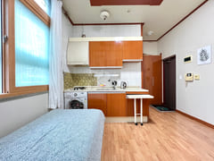 Accommodation with great natural light in Yeo 9th image