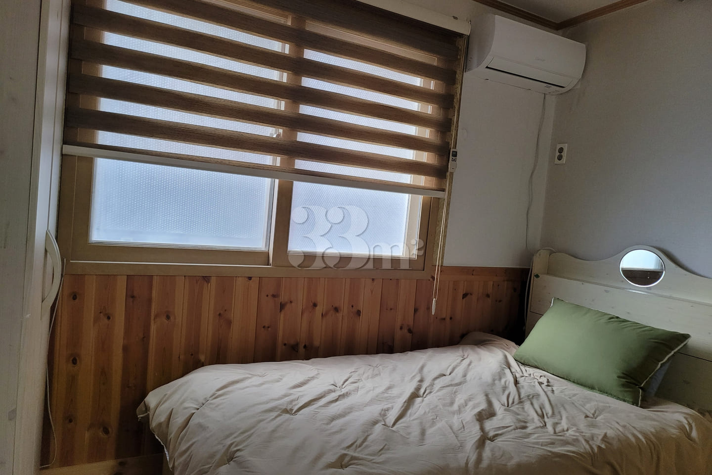Wood-toned 1.5-room unit on the second floor 1th image