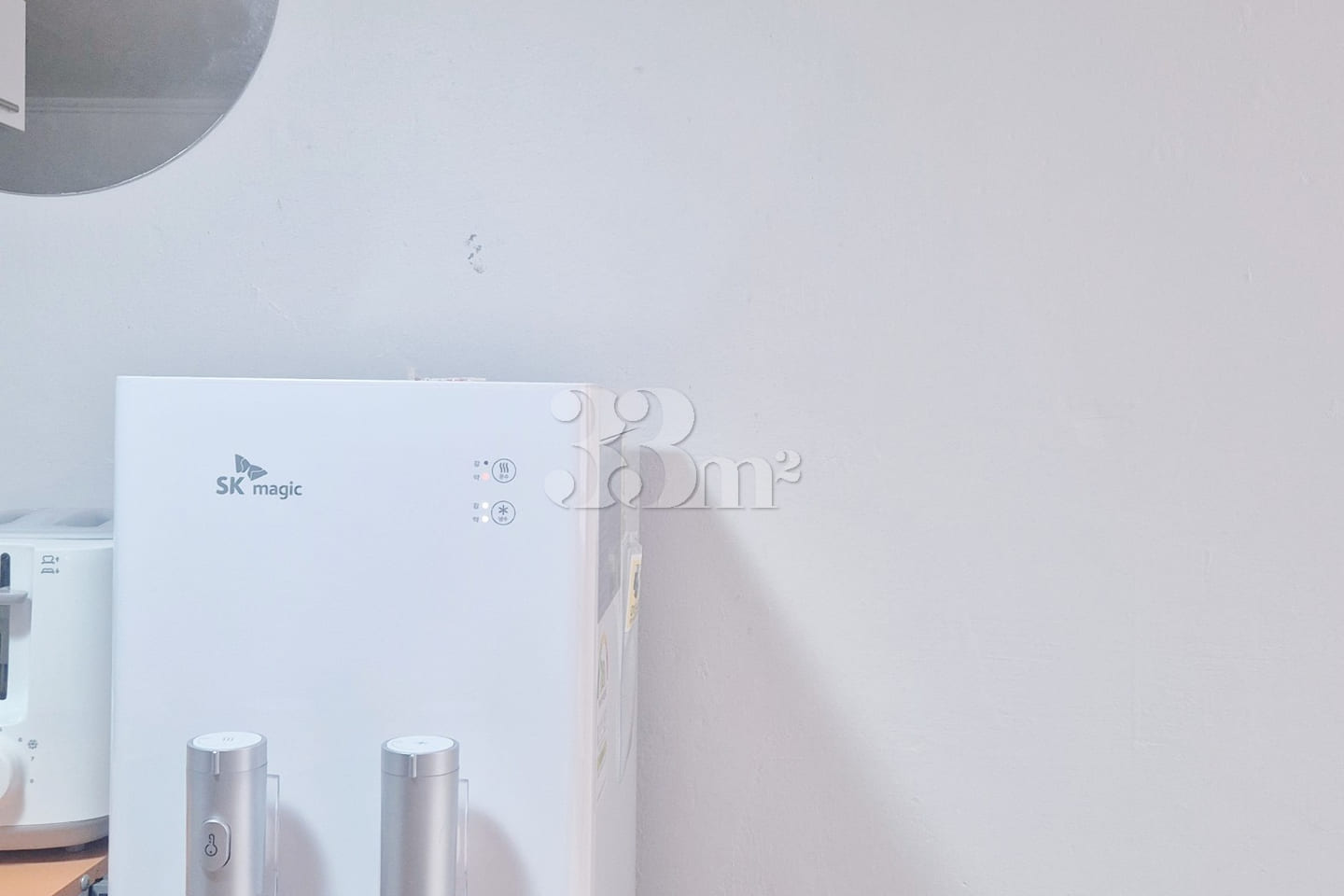Great location in Sinchon; spacious room. 10th image