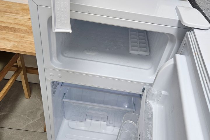 Clean, modern white studio apartment 13th image