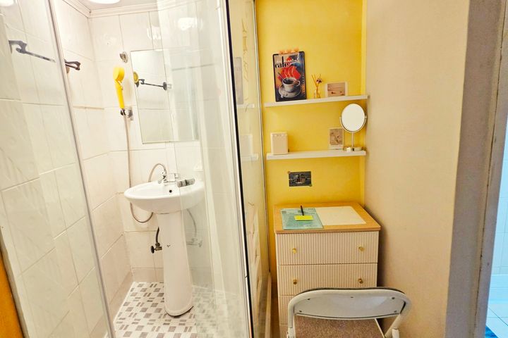 Shower room on the women-only floor 2th image
