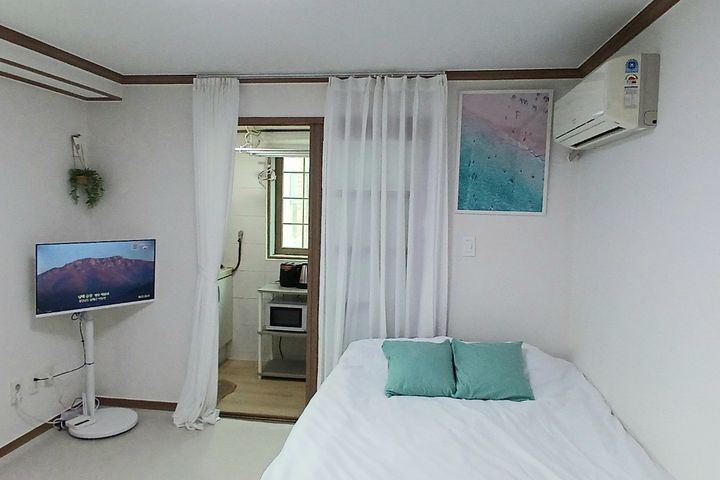 2nd Floor White Studio 0th image