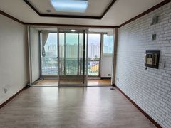 Spacious and Bright 32-Pyeong Home in Dongduc 0th image
