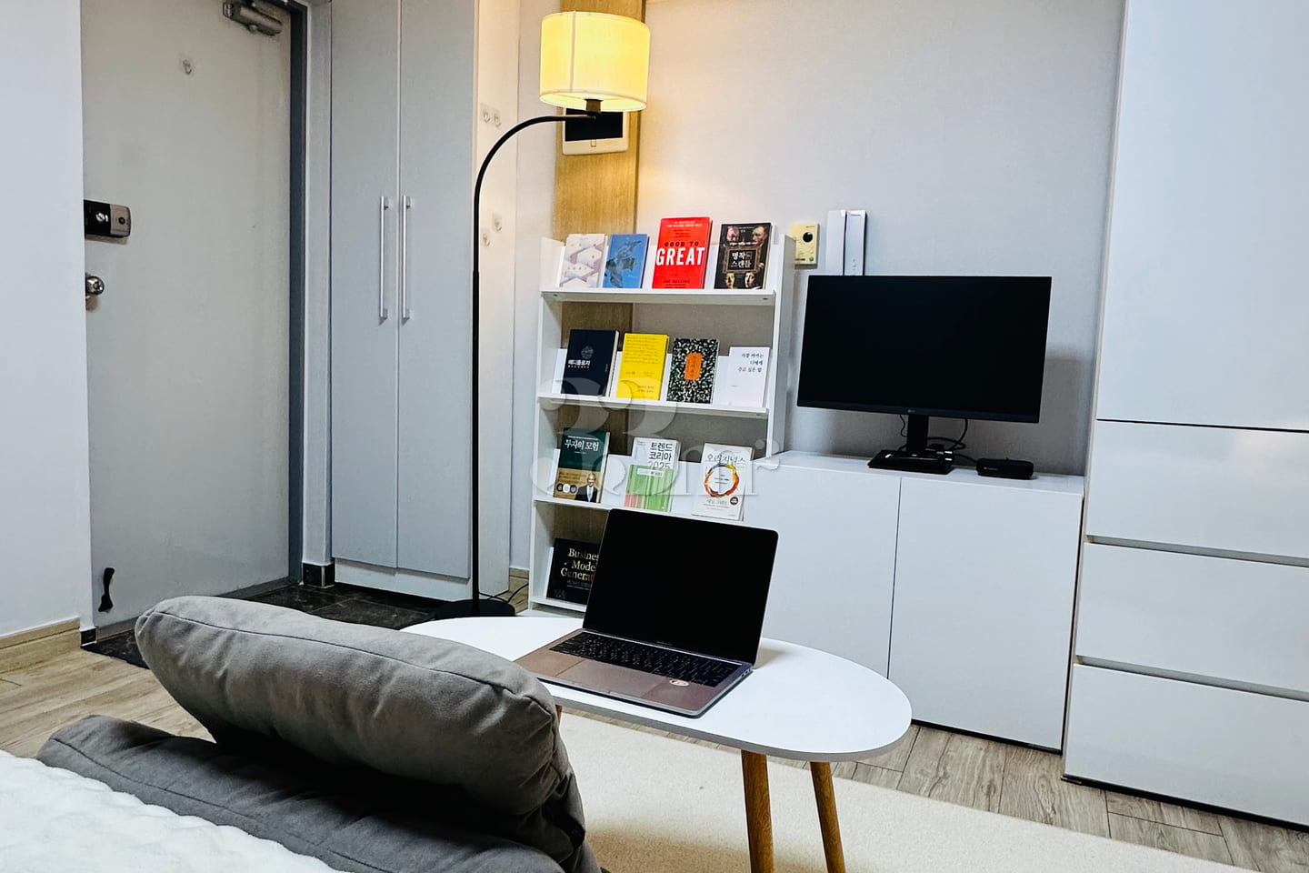 Women-only, fully furnished apartment near th 4th image