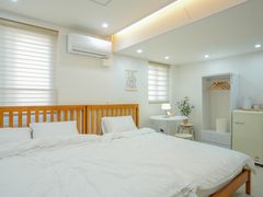 3-person room near Myeongdong Station, Seoul 1th image