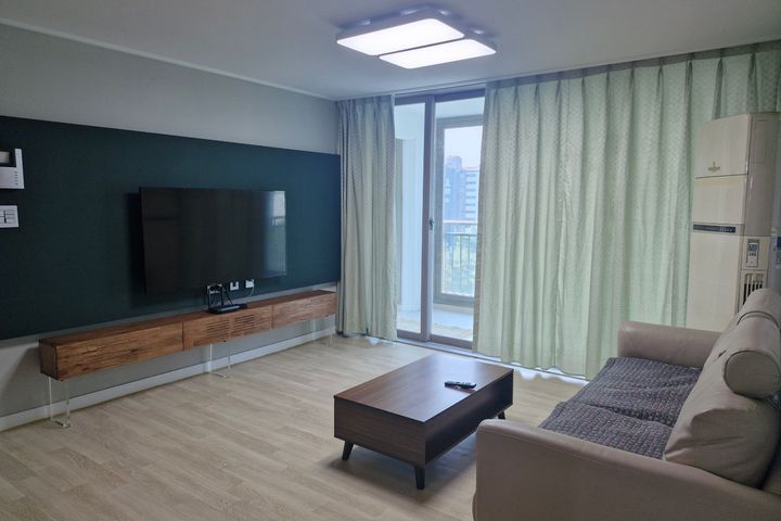 Fully furnished, stylish space just 5 minutes 3th image