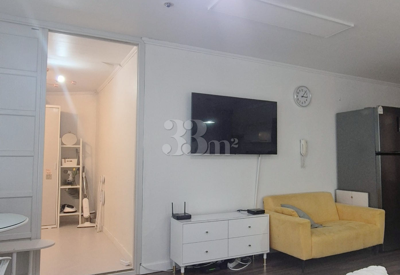 Great location in Sinchon; spacious room. 8th image