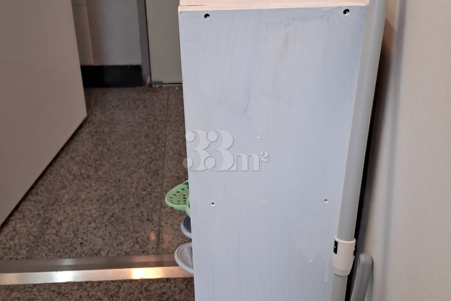 A clean house near Starbucks. 11th image