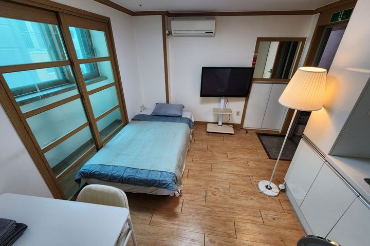 3-meter-high window, individual heating, 310 5th image