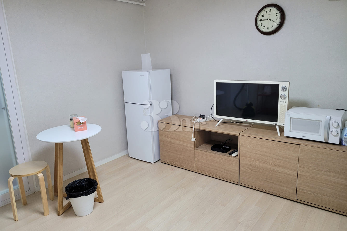 Fully furnished luxury studio apartment near  0th image
