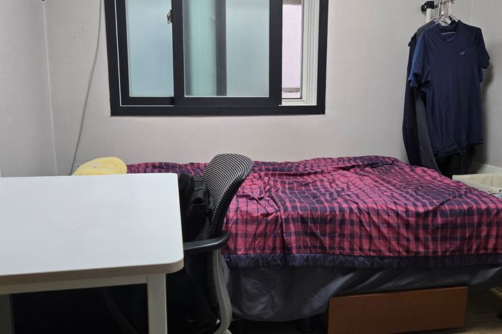 Male student looking for a studio apartment n 1th image