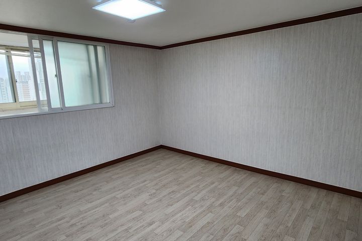 Spacious and Bright 32-Pyeong Home in Dongduc 9th image