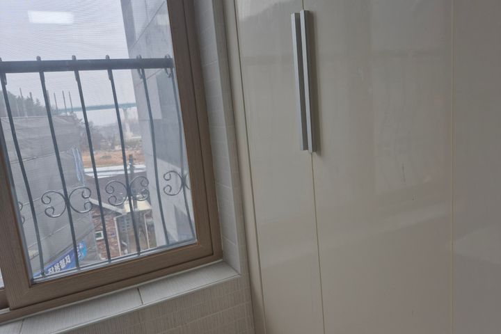 A quiet house with a view. 7th image