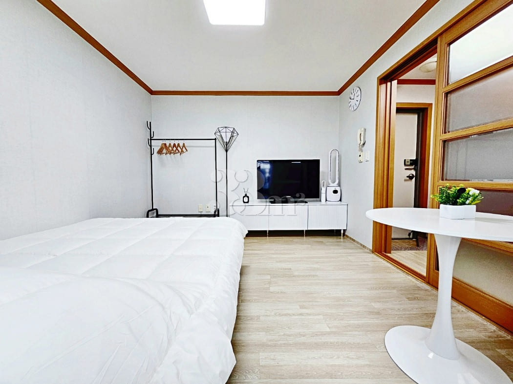 Fully furnished studio apartment near the cou 2th image