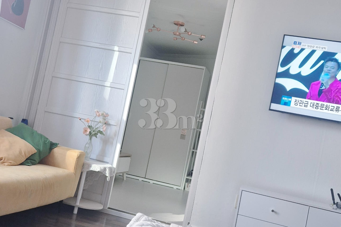Great location in Sinchon; spacious room. 2th image