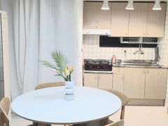 Clean, modern house. 10th image
