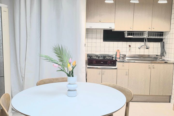 Clean, modern house. 10th image