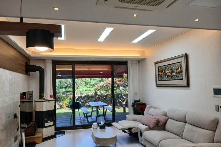 Three-bedroom detached house with a fireplace 16th image