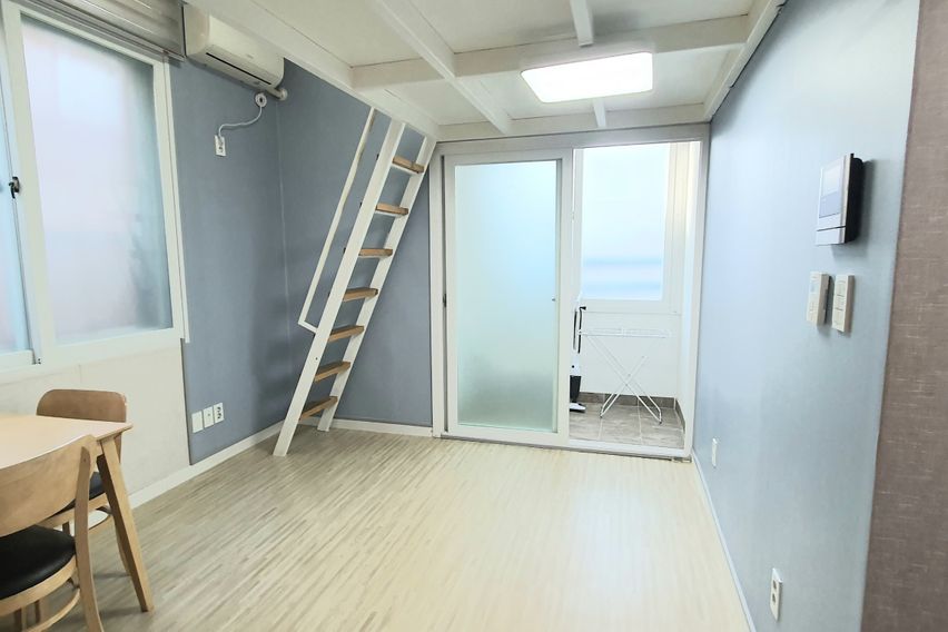 C House in front of Myongji University 10th image