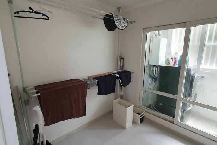 Neat and cozy, just like an apartment. 2th image